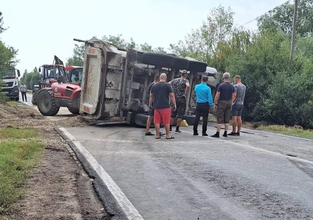 Pe DN 1A, în comuna dâmboviţeană Cornești, un autocamion încărcat cu pietre s-a răsturnat pe carosabil, traficul a fost blocat