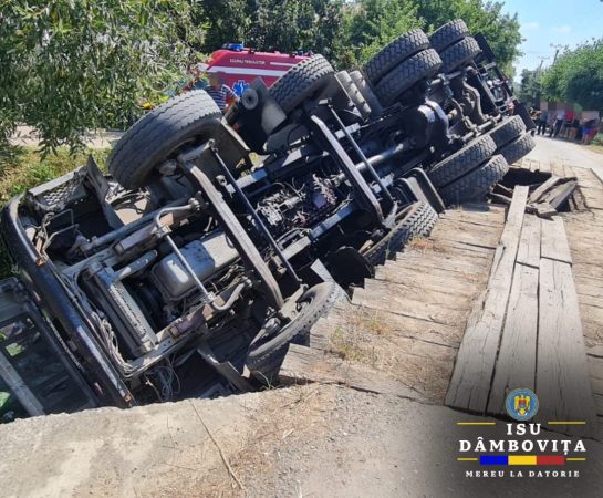 Clipe de groază: O cifă s-a răsturnat pe un pod din comuna dâmboviţeană Ludești