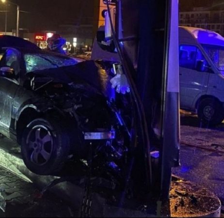 Un șofer a intrat cu mașina în pompele de alimentare ale unei stații de carburant din Târgoviște