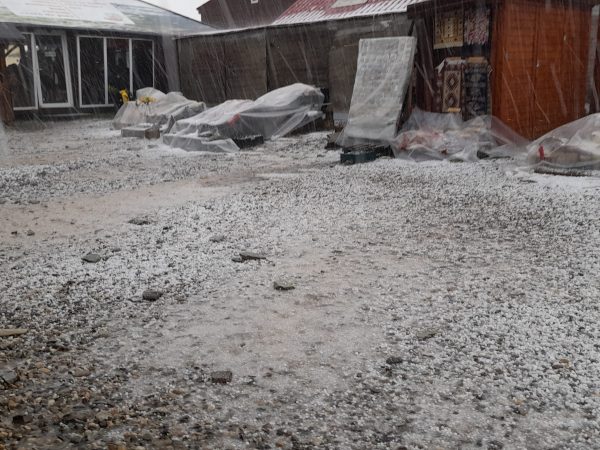Clipe de groază, turiștii au fost surprinși de o furtună de gheață pe Transalpina