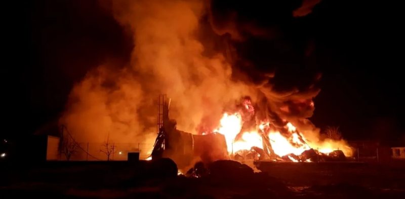ALERTĂ, la Crevedia, sat Dârza – INCENDIU izbucnit la o hală și la o clădire învecinată, 10 autospeciale de pompieri intervin