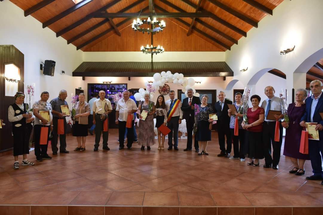 La Moroeni, administrația locală a premiat cuplurile, seniorii și elevii cei mai buni