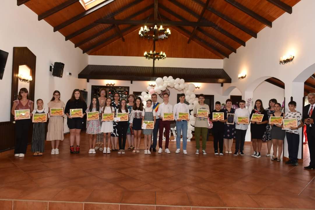 La Moroeni, administrația locală a premiat cuplurile, seniorii și elevii cei mai buni