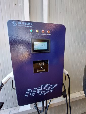 Primăria comunei Voinești a montat două stații de încărcare a vehiculelor electrice