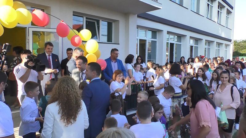 Început de an școlar plin de emoții și bucurie: A fost inaugurată Școala nouă și ultramodernă de la Răzvad. VIDEO