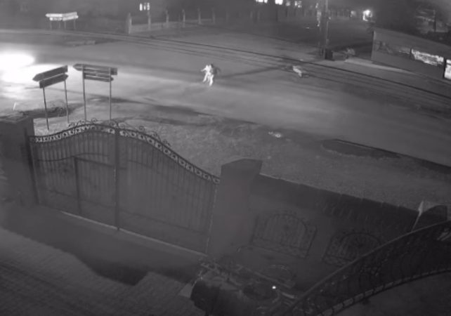 Accident rutier grav pe DN 7 Lungulețu, o mamă și copilul ei au fost loviți de o mașină. VIDEO