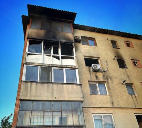 Un apartament din municipiul Târgoviște, a fost mistuit de flăcări