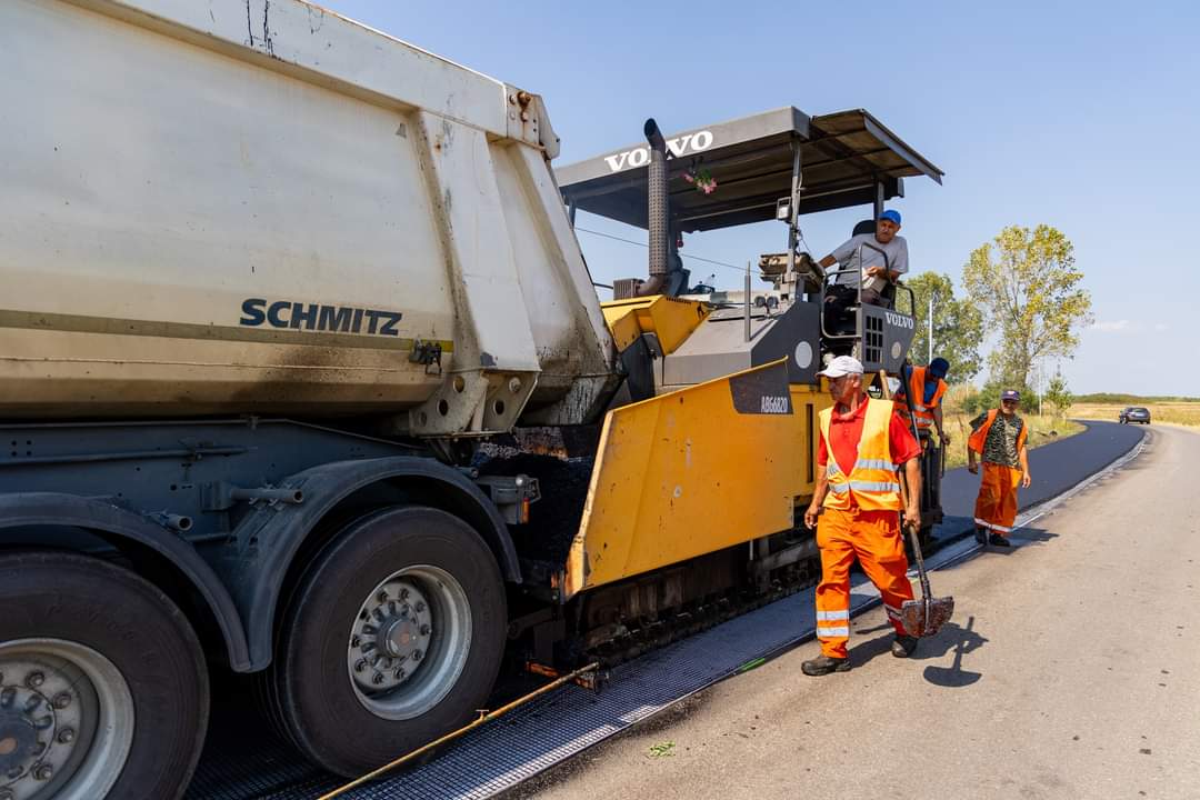 S-a turnat covor asfaltic pe DJ 722, de la ieșirea din satul Văcărești până la intrarea în satul Brăteștii de Jos, administrația locală