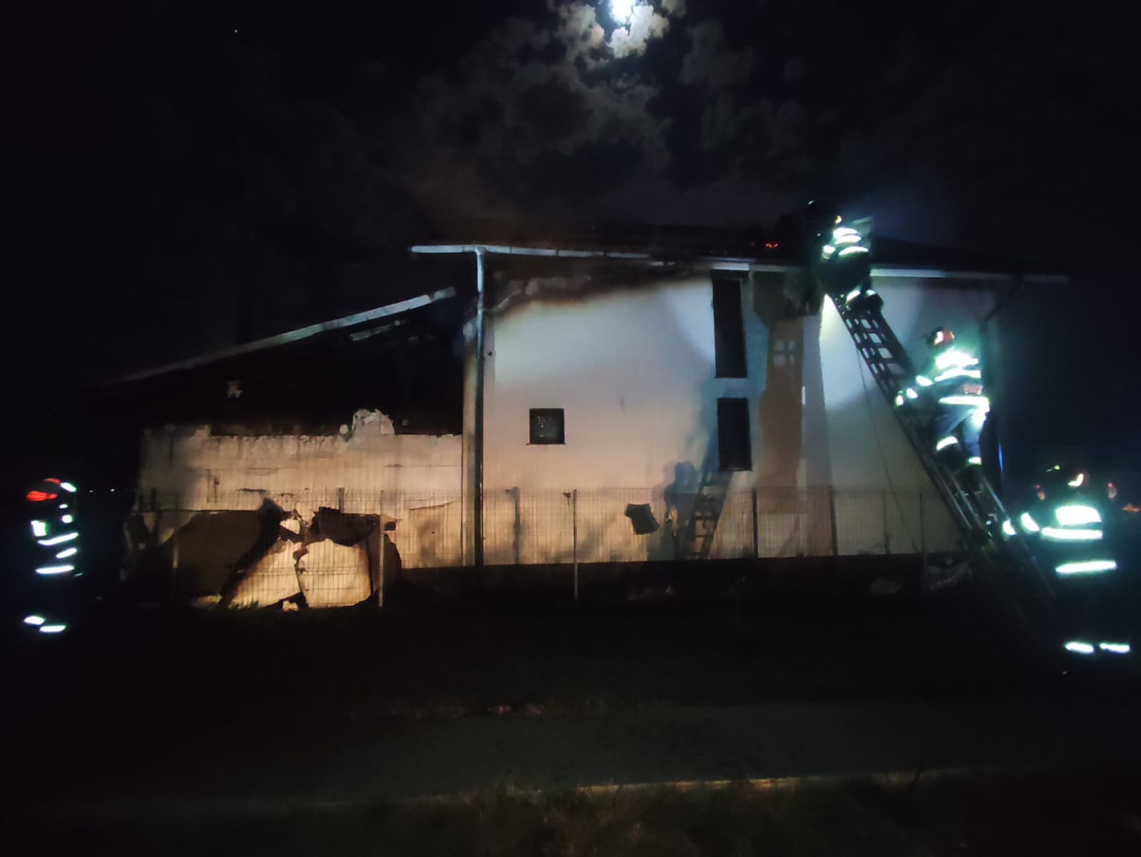 Explozie urmată de incendiu la o gospodărie din Tărtășești, în jurul orei 23:24  pompierii au fost solicitați să intervină 