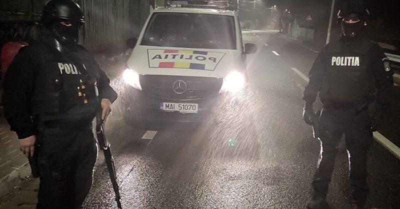 Echipajele de poliție au fost amenințate cu o sabie, de un individ, bărbatul a ajuns după gratii pentru 30 de zile