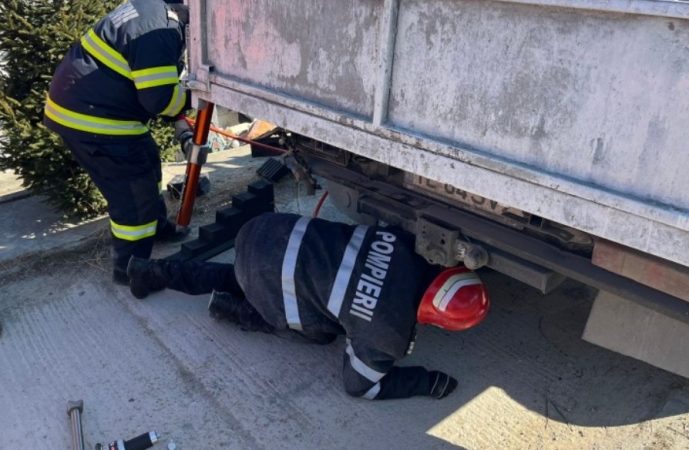 Tragedie la Picior de Munte, un bărbat a fost surprins sub o autoutilitară