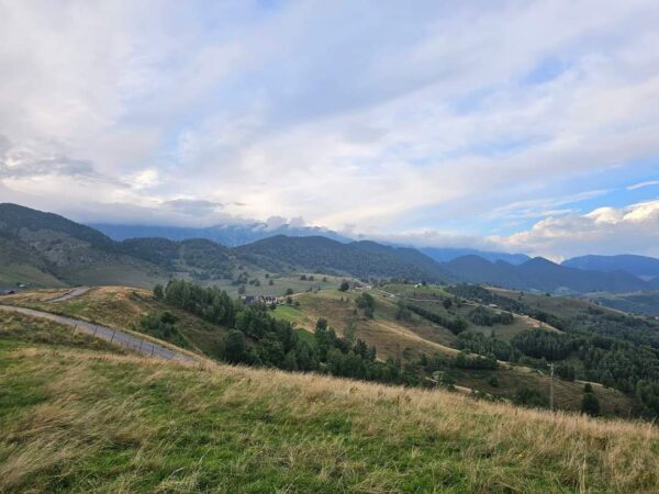 Meteorologii ne anunță că în zilele următoare, la munte, temperaturile vor fi la pragul îngheţului, vor apărea şi primii fulgi de nea pe creste