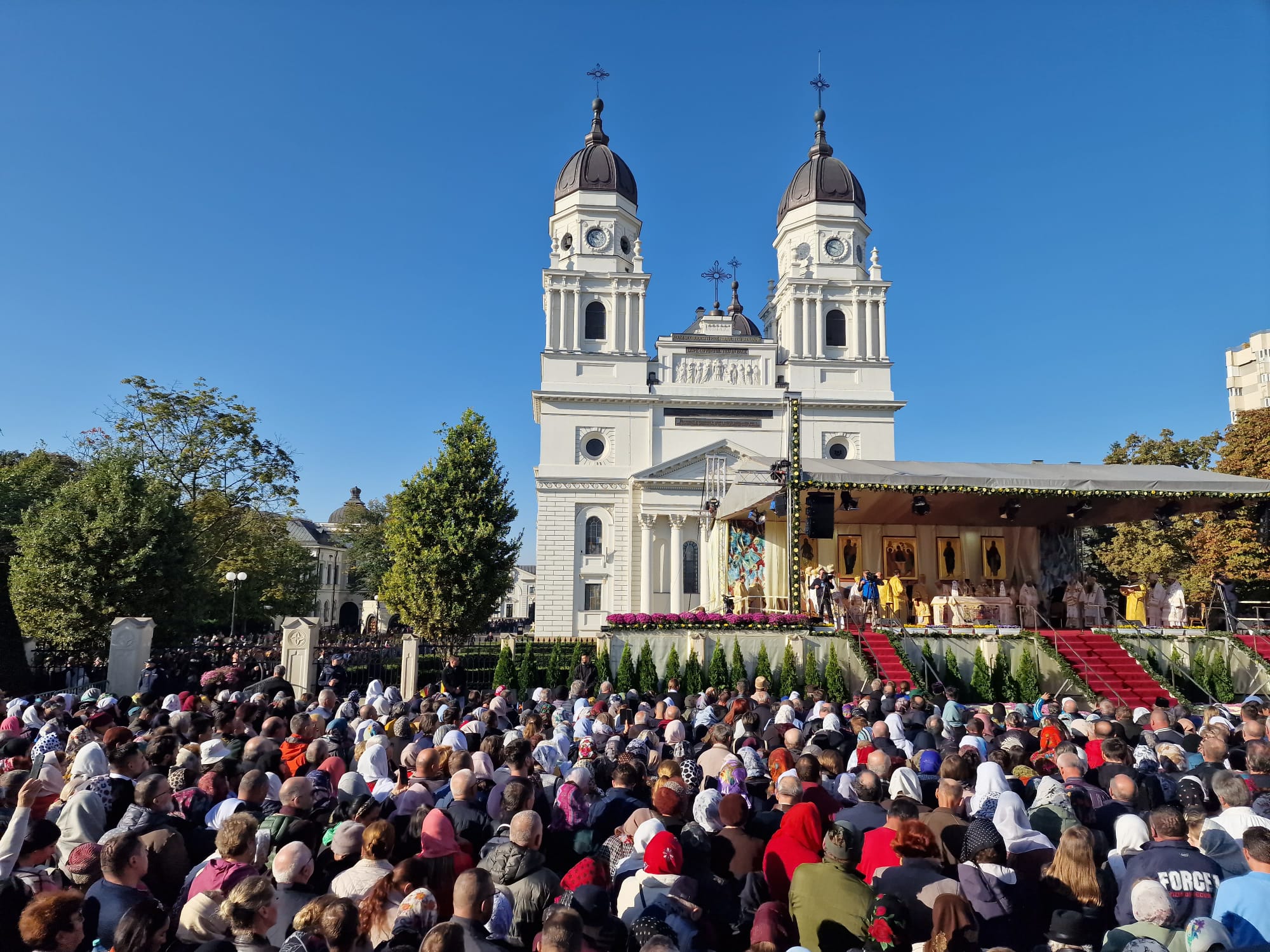 Pelerinajul la Racla cu Moaștele Sfintei Cuvioase Parascheva, continuă. VIDEO