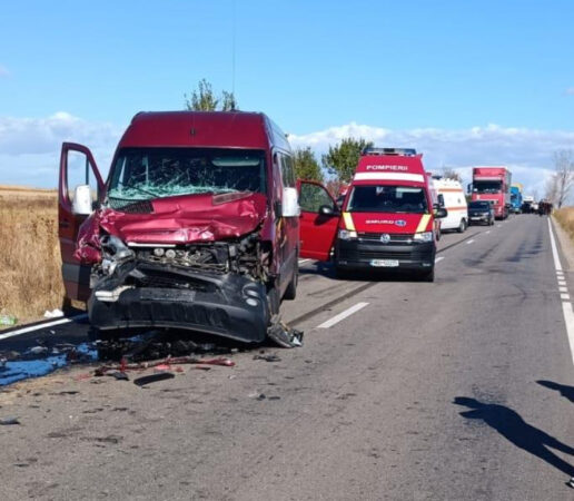 Accident rutier: Un microbuz a intrat într-un tir, șase pasageri răniți ușor
