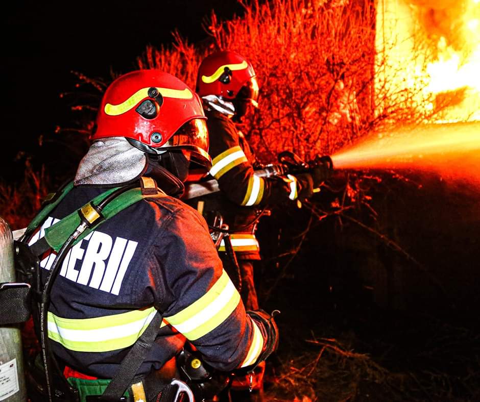 ALARMANT! O intervenție pe minut au gestionat salvatorii din întreaga țară, în 78 de ore, este vorba despre 333 de incendii de vegetație și peste 1.000 ha de teren afectate