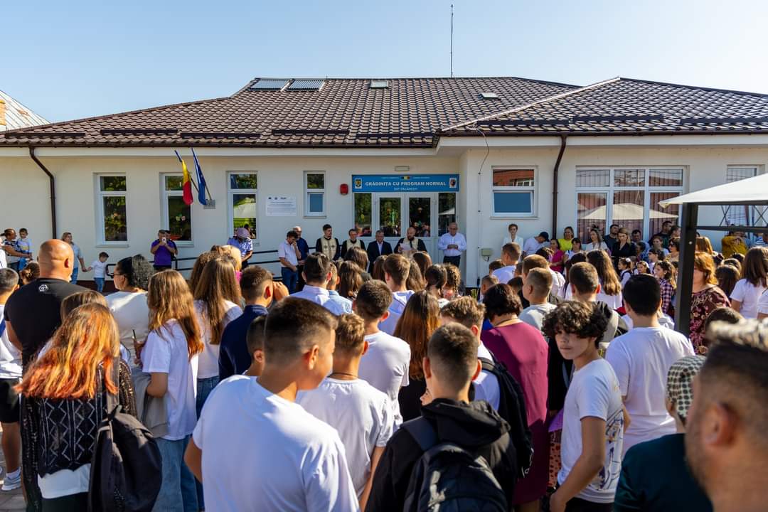 Deschiderea noului an școlar la Văcărești, administrația locală a asigurat tuturor unităților școlare din comună tot strictul necesar.