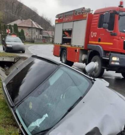 Accident rutier pe DN 72 A: A ajuns cu mașina în șanț