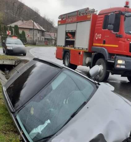 Accident rutier pe DN72A: A ajuns cu mașina în șanț, la data de 13 noiembrie a.c., polițiștii din cadrul Serviciului Rutier au fost sesizați cu privire la producerea unui accident rutier pe drumul național 72A, în localitatea Malu cu Flori.
