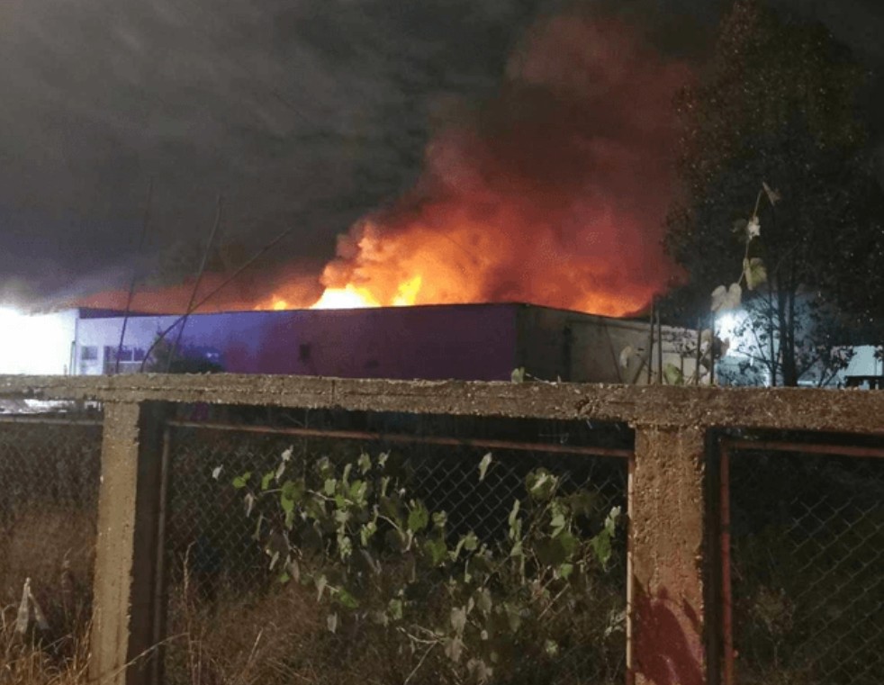 INCENDIU LA CREVEDIA: Arde o hala de la Ferma de pui, INTERVIN POMPIERII de la ISU Dâmbovița și ISU BIF