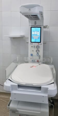 Salvați Copiii România, cu sprijin Libris, duce la Spitalul Municipal Gherla o masă radiantă, vitală pentru reanimarea nou-născuților prematur sau cu patologii grave, până la realizarea transferului