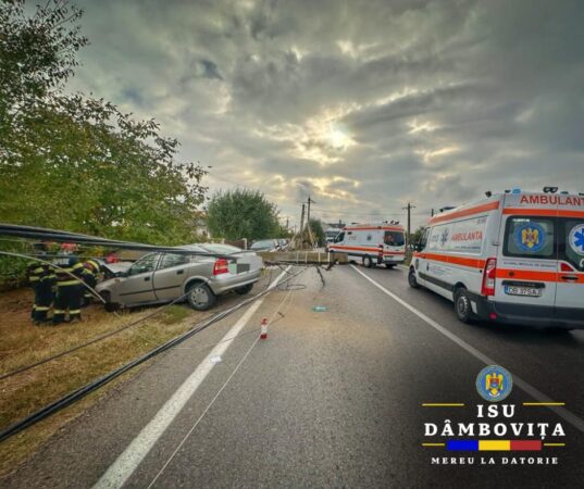 La Valea Voievozilor, un autoturism a intrat într-un stâlp de electricitate