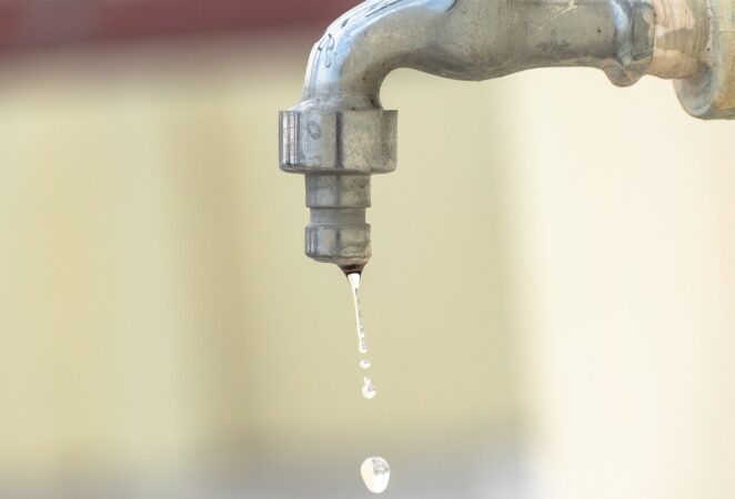 Furnizarea apei potabile va fi întreruptă pe două străzi din Fieni, pe 12 martie