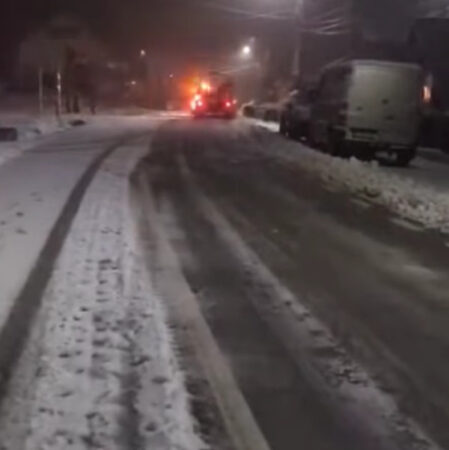 În unele zone ale țării, drumarii au ieșit la deszăpezire.VIDEO