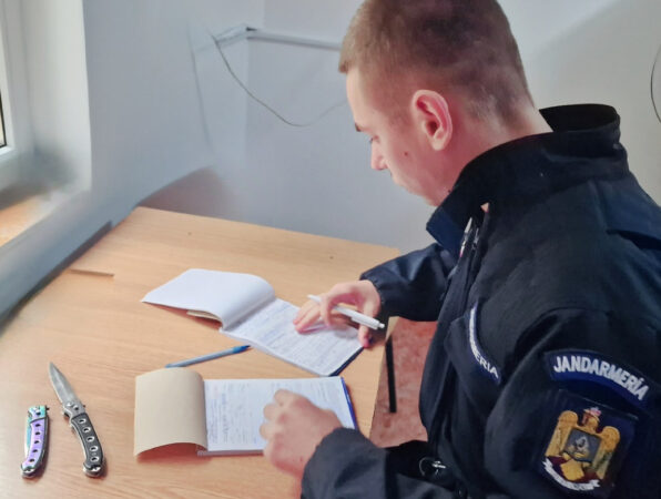 Jandarmii dâmboviţeni au intervenit la un liceu din municipiul Târgovişte: Doi tineri au pătruns în mod nejustificat în curtea instituţiei cu două cuțite, tip briceag