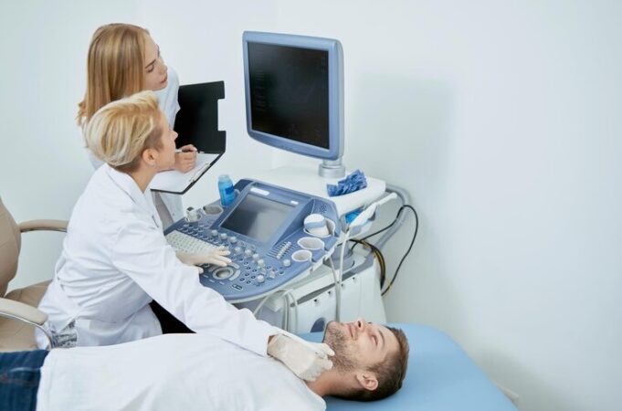 Aceste dotări sunt esențiale pentru un cabinet medical ce oferă consultații și ecografii