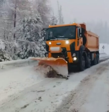 Adaptați viteza la condițiile de trafic și nu plecați la drum cu mașinile neechipate pentru circulația pe timp de iarnă!