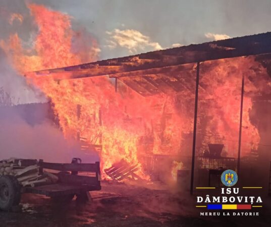 Incendiu în comuna Cândești: Pompierii au intervenit prompt, dar o victimă a suferit arsuri grave