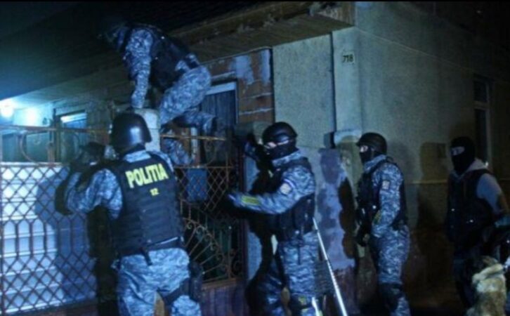 Mascații i-au vizitat pe cămătarii din comuna dâmbovițeană Costeștii din Vale