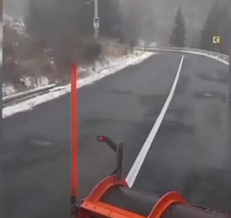 Se acționează preventiv cu material antiderapant pe DN 71, județul Dâmbovița. VIDEO