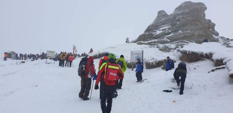 Pe 28 noiembrie, Ziua Sfinxului: Sute de oameni urcă pe Platoul Bucegilor