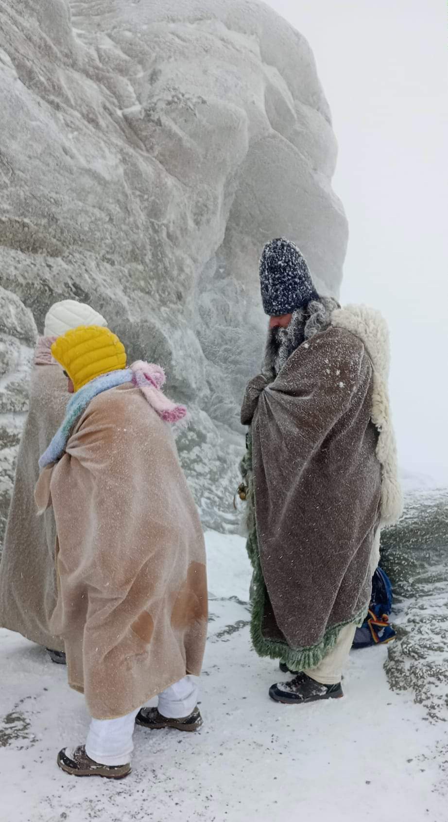 Iarna în toată regula în zona Padina-Peștera, peste 700 de turiști au mers la Sfinx însă vântul puternic și ninsoarea nu i -au lăsat mai mult de 10 minute să stea în zonă, și făceau cale întoarsă. 