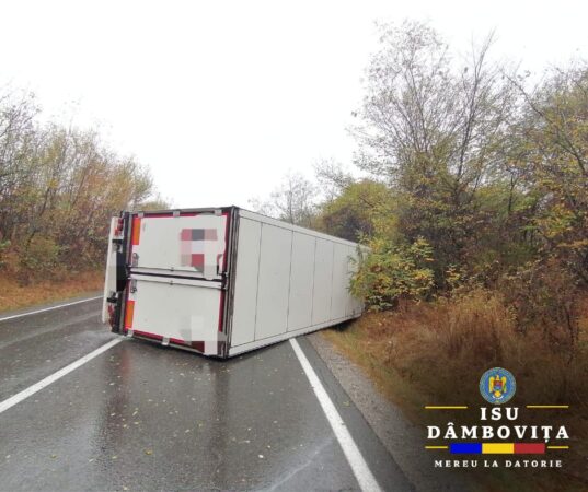 Un tir s-a răsturnat pe DN 72 Târgoviște-Ploiești