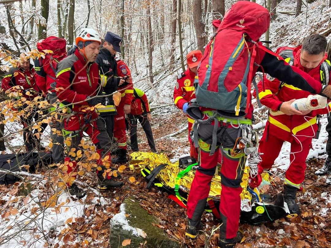 O partidă de vânătoare s-a sfârșit cu o accidentare gravă pentru un bărbat, în cursul zilei de duminică, 26.11.2023, ora 10,45, Serviciul Public Județean SALVAMONT-SALVASPEO Alba a fost alertat prin Numărul Unic de Urgență 112 pentru un tânăr de aproximativ 20 de ani care fiind la o partida de vânătoare într-o pădure din zona Căpâlna, a alunecat si a căzut aproximativ 20  metri pe o pantă abruptă stancoasa, oprindu-se într-o râpă cu acces foarte dificil.