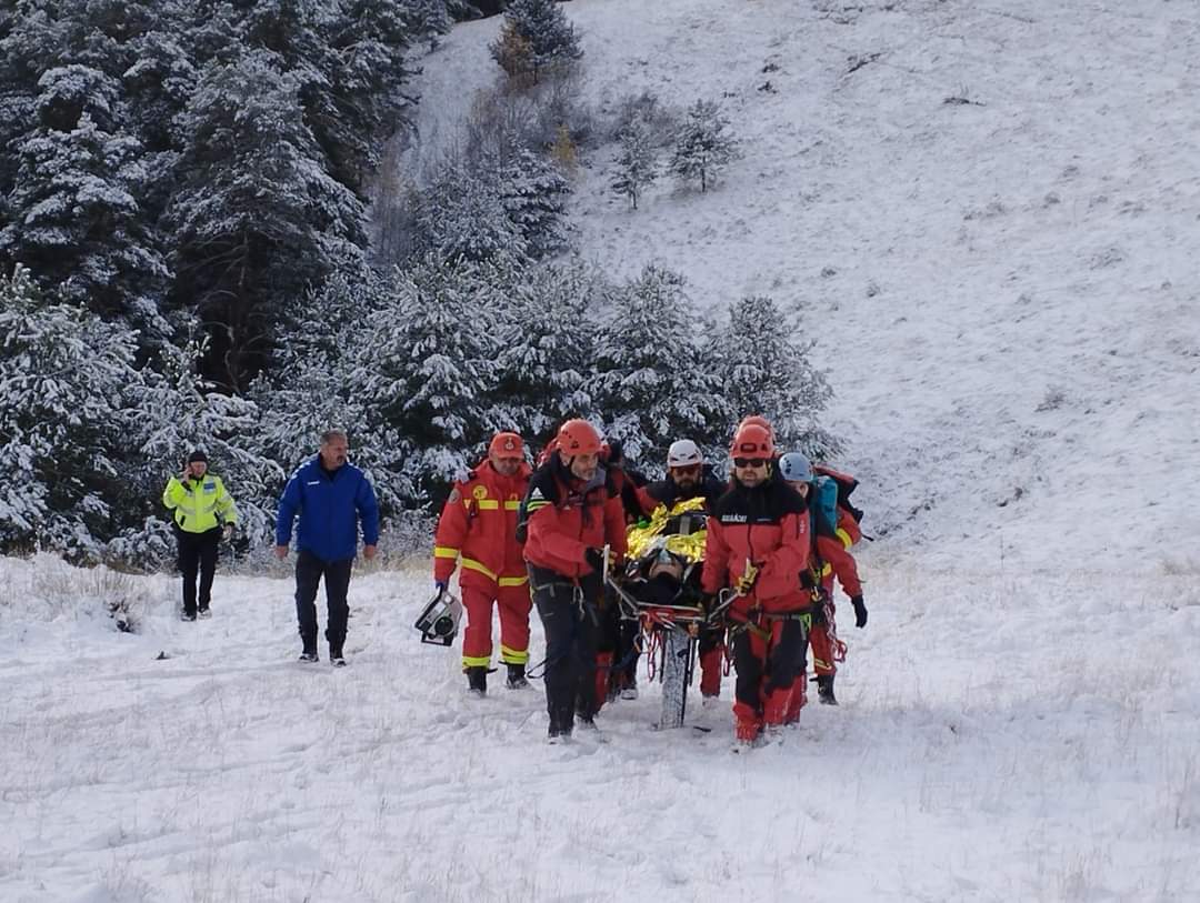 O partidă de vânătoare s-a sfârșit cu o accidentare gravă pentru un bărbat, în cursul zilei de duminică, 26.11.2023, ora 10,45, Serviciul Public Județean SALVAMONT-SALVASPEO Alba a fost alertat prin Numărul Unic de Urgență 112 pentru un tânăr de aproximativ 20 de ani care fiind la o partida de vânătoare într-o pădure din zona Căpâlna, a alunecat si a căzut aproximativ 20  metri pe o pantă abruptă stancoasa, oprindu-se într-o râpă cu acces foarte dificil.
