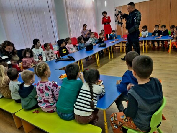 Jandarmii dâmbovițeni au fost alături de preșcolarii și cadrele didactice de la Grădinița “Văcărescu Natalia” din satul Dealu Frumos, comuna Pietroșița, marți, 19 decembrie a.c., în cadrul programului "Școala Altfel”. 