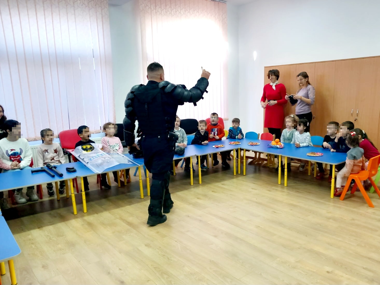 Jandarmii dâmbovițeni au fost alături de preșcolarii și cadrele didactice de la Grădinița “Văcărescu Natalia” din satul Dealu Frumos, comuna Pietroșița, marți, 19 decembrie a.c., în cadrul programului "Școala Altfel”.