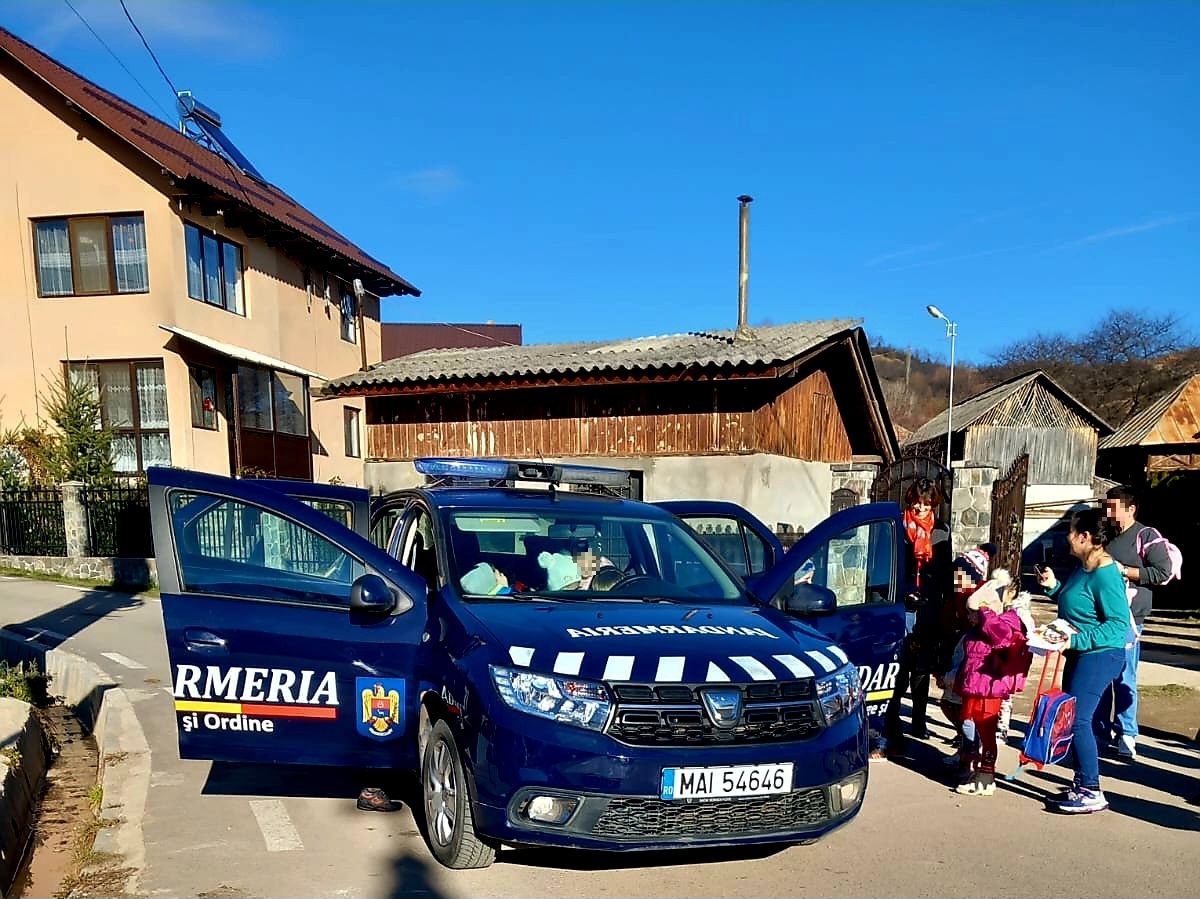 Jandarmii dâmbovițeni au fost alături de preșcolarii și cadrele didactice de la Grădinița “Văcărescu Natalia” din satul Dealu Frumos, comuna Pietroșița, marți, 19 decembrie a.c., în cadrul programului "Școala Altfel”.
