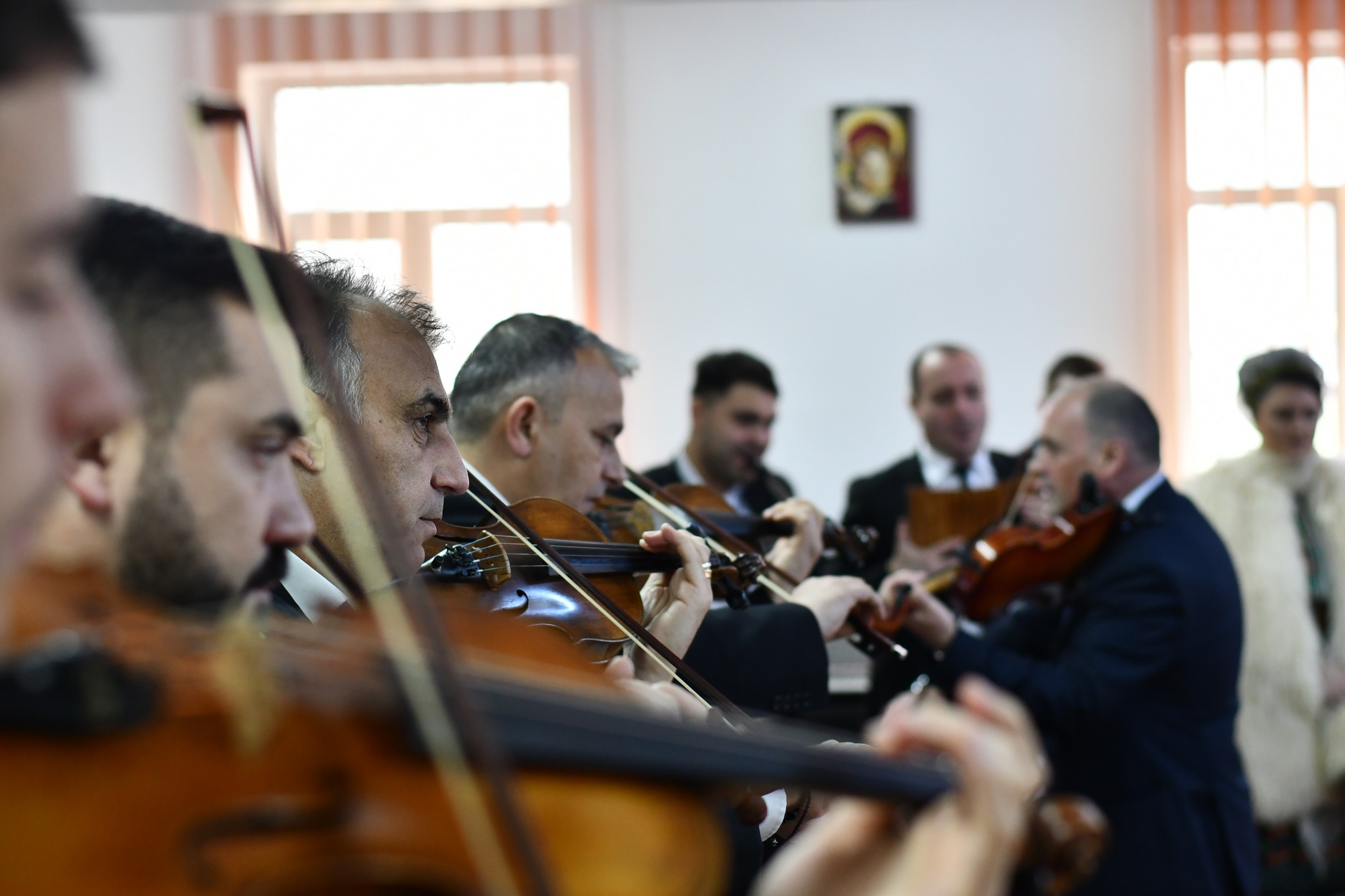 Armonie în Penitenciarul Mioveni: Orchestra Doina Argeșului aduce magia muzicii în inimile deținuților