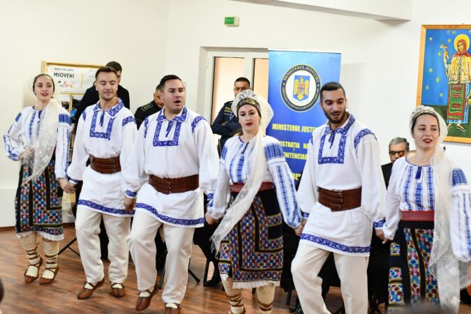 Armonie în Penitenciarul Mioveni: Orchestra Doina Argeșului aduce magia muzicii în inimile deținuților Armonie în Penitenciarul Mioveni: Orchestra Doina Argeșului aduce magia muzicii în inimile deținuților
