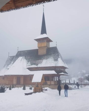 Solstițiul de iarnă, a început iarna astronomică Solstițiul de iarnă a avut loc în noaptea de 21 spre 22 decembrie, la 5h 27m (ora Românie), în emisfera nordică , avem noaptea cea mai lungă