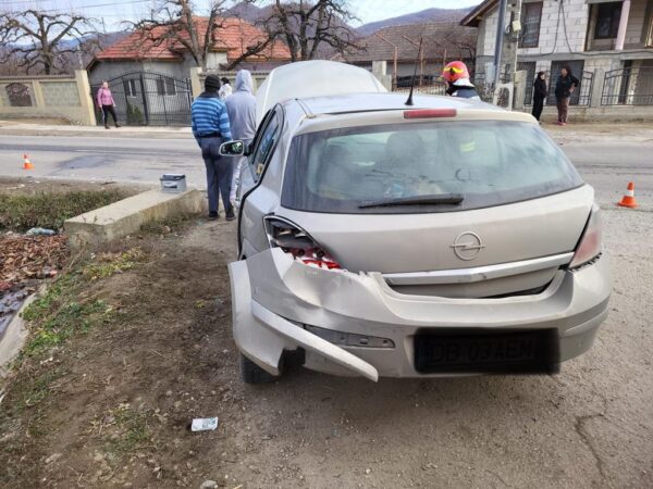 Coliziune pe DN 72A, pe raza localității Gemenea Coliziune pe DN 72A, pe raza localității Gemenea, la data de 20 decembrie a.c., în jurul orei 10:35, polițiștii din cadrul Serviciului Rutier au fost sesizați cu privire la producerea unui accident rutier pe DN 72A, în localitatea Gemenea.
