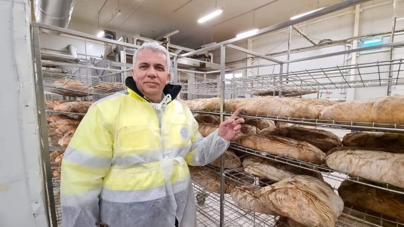 Sunt foarte mulți angajați care lucrează pe 26 decembrie, angajatorii sunt obligați să-i plătească suplimentar Sunt foarte mulți angajații care lucrează pe 26 decembrie,angajatorii sunt obligați să-i plătească suplimentar sau să le acorde alte zile libere în perioada următoare prin rotație.