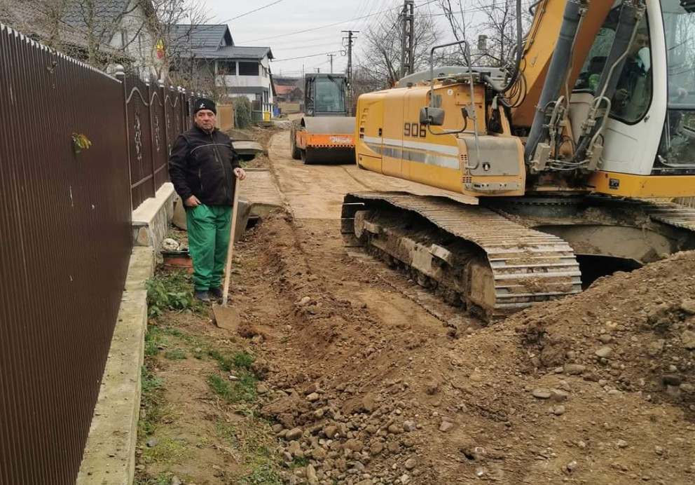 Vremea bună a permis desfășurarea lucrărilor de asfaltare în satul Ghirdoveni, comuna I.L.Caragiale, pe prima strada din cadrul proiectului