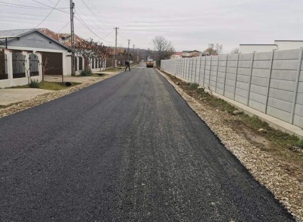 Vremea bună a permis desfășurarea lucrărilor de asfaltare în satul Ghirdoveni, comuna I.L.Caragiale Vremea bună a permis desfășurarea lucrărilor de asfaltare în satul Ghirdoveni, comuna I.L.Caragiale, pe prima strada din cadrul proiectului
