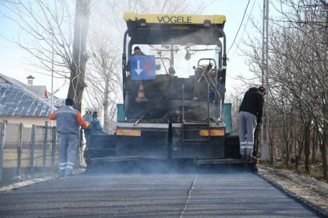 Vremea bună a permis continuarea lucrărilor de asfaltare pe strada Porumbeilor din Ghimpați Vremea bună a permis continuarea lucrărilor de asfaltare pe strada Porumbeilor din Ghimpați, astăzi s-a turnat asfalt. Chiar daca este final de an