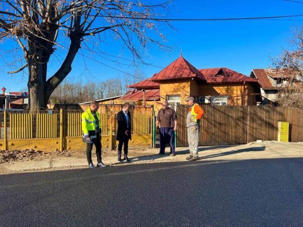 RĂZVAD: Se finalizează lucrările de asfaltare și modernizare pe strada Furtunești. VIDEO Administrația de la Răzvad, condusă de primarul Emanuel Spătaru a reușit sa finalizeze asfaltare si modernizare străzii Furtunești. Edilul Emanuel Spătaru a făcut o vizită de lucru pe teren.